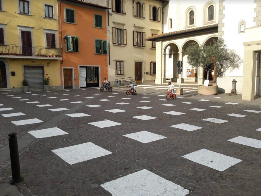 Caret Studio устанавливает сетчатую систему социального дистанцирования в Italian plaza