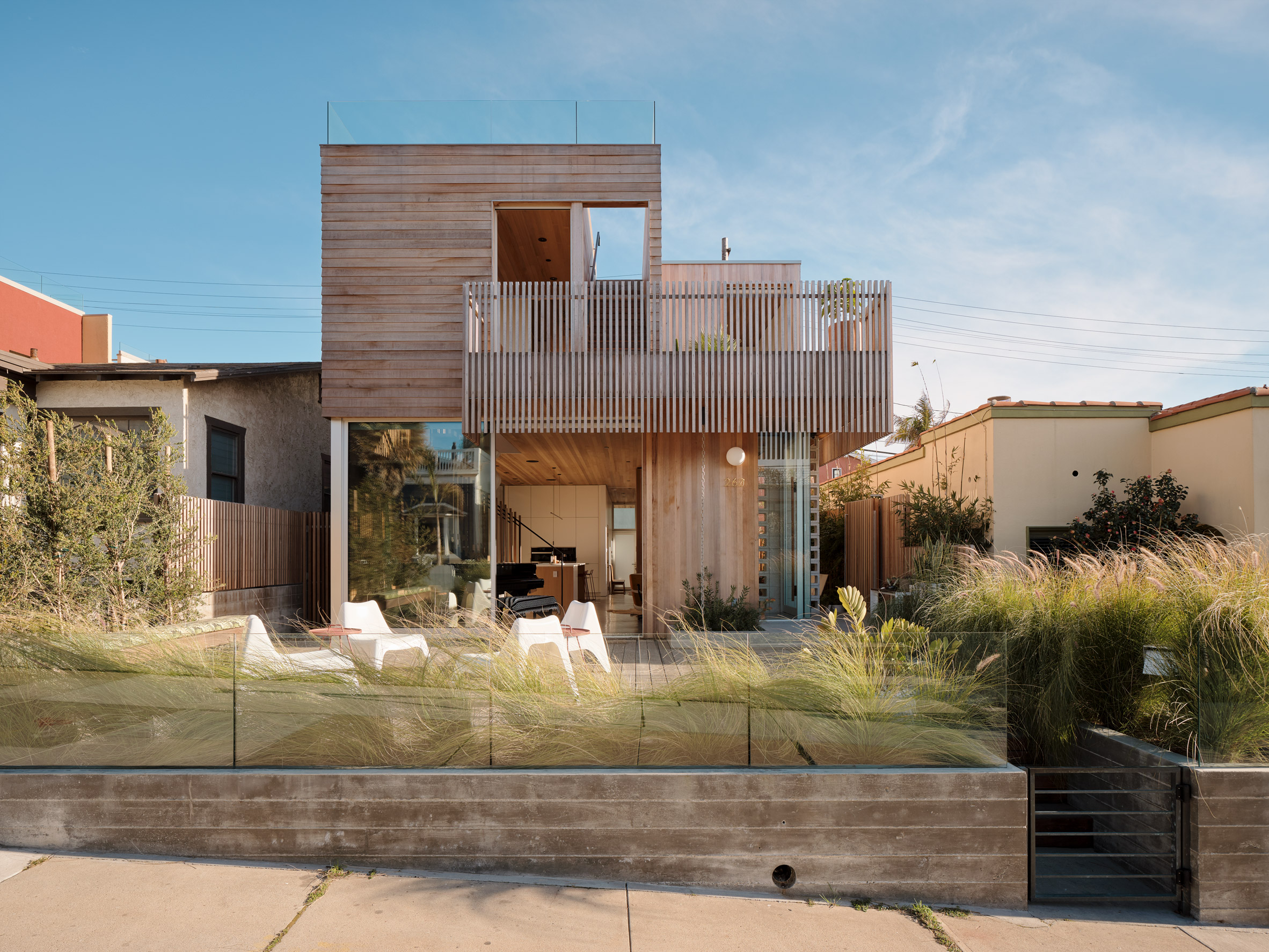 Ras A Studio Builds Walk Street House Near The Beach In California