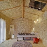 La Errería builds bedrooms in chipboard boxes for house in Alicante