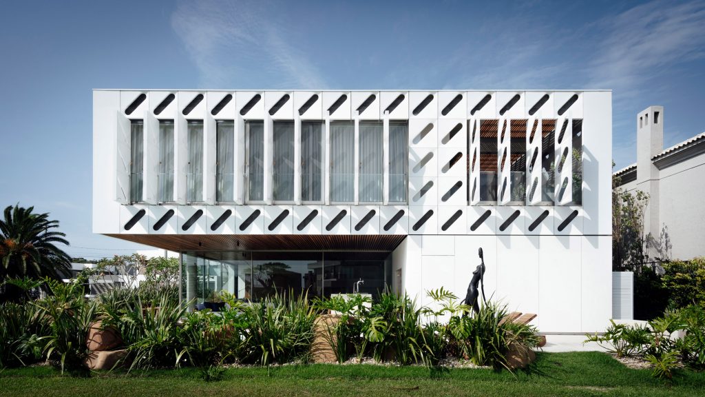 Balcony House in Brazil with a Large Glass Panel Facade