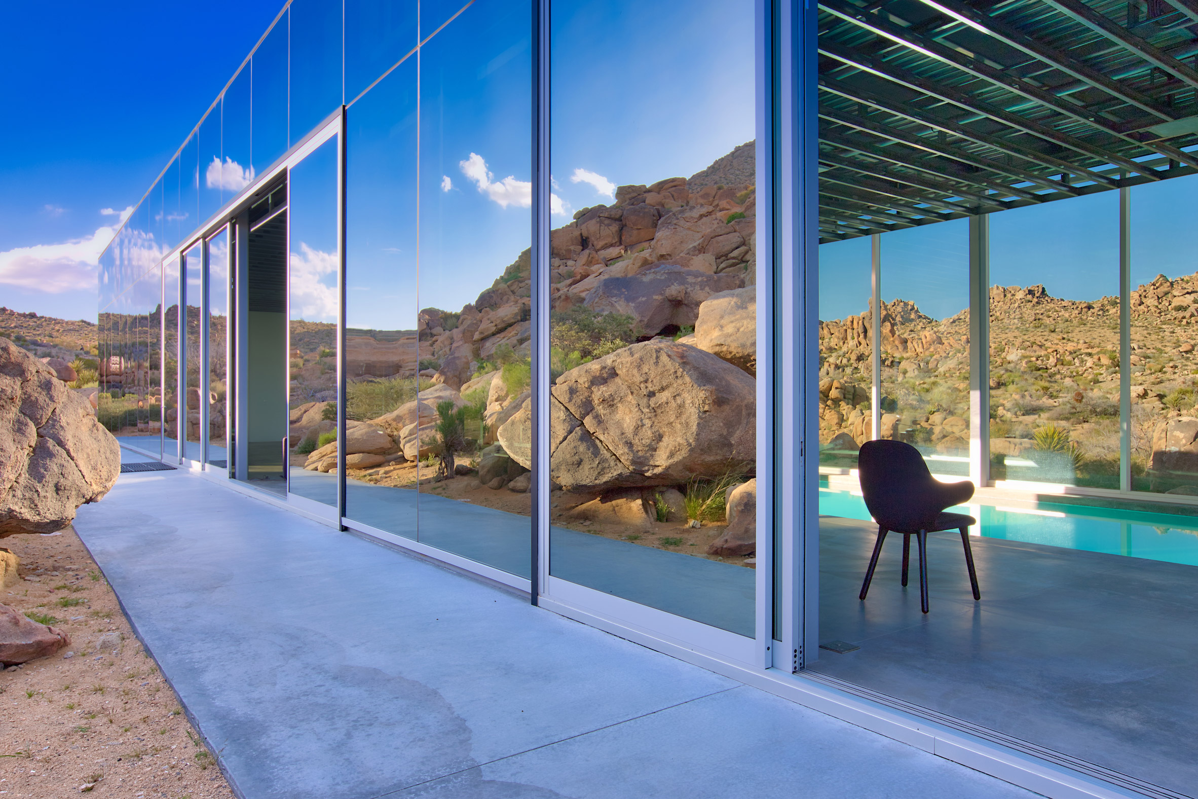 Mirror-clad Invisible House reflects its desert surrounds