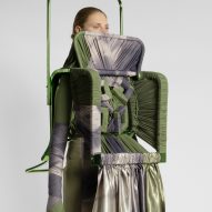 Jessan Macatangay crée une collection de mode à partir de draperies et de meubles déconstruits