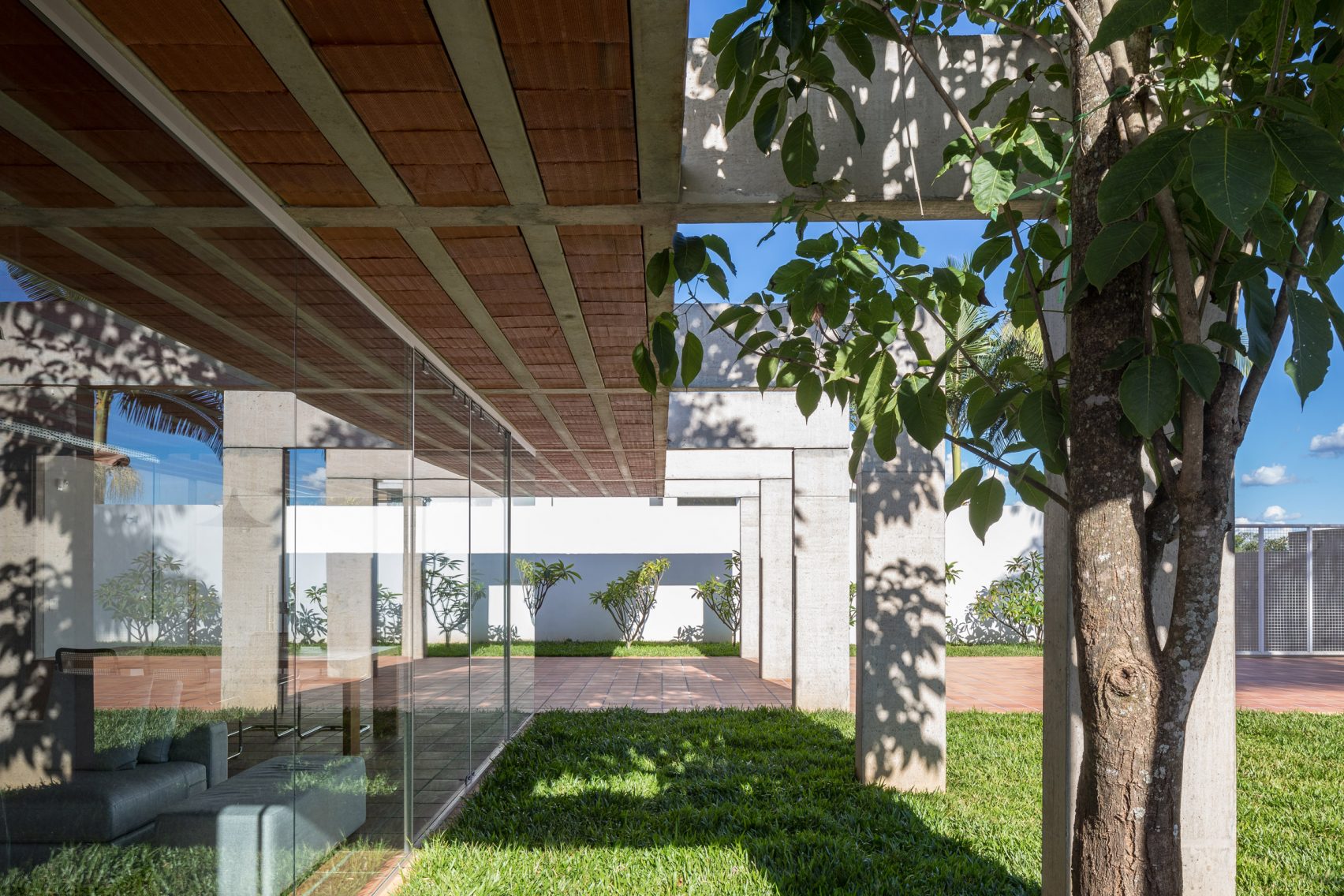 Ten concrete frames punctuate Portico House in Brasília by Bloco ...