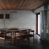 艾哈迈达巴德的VS House内的木材和印度石材瓷砖功能