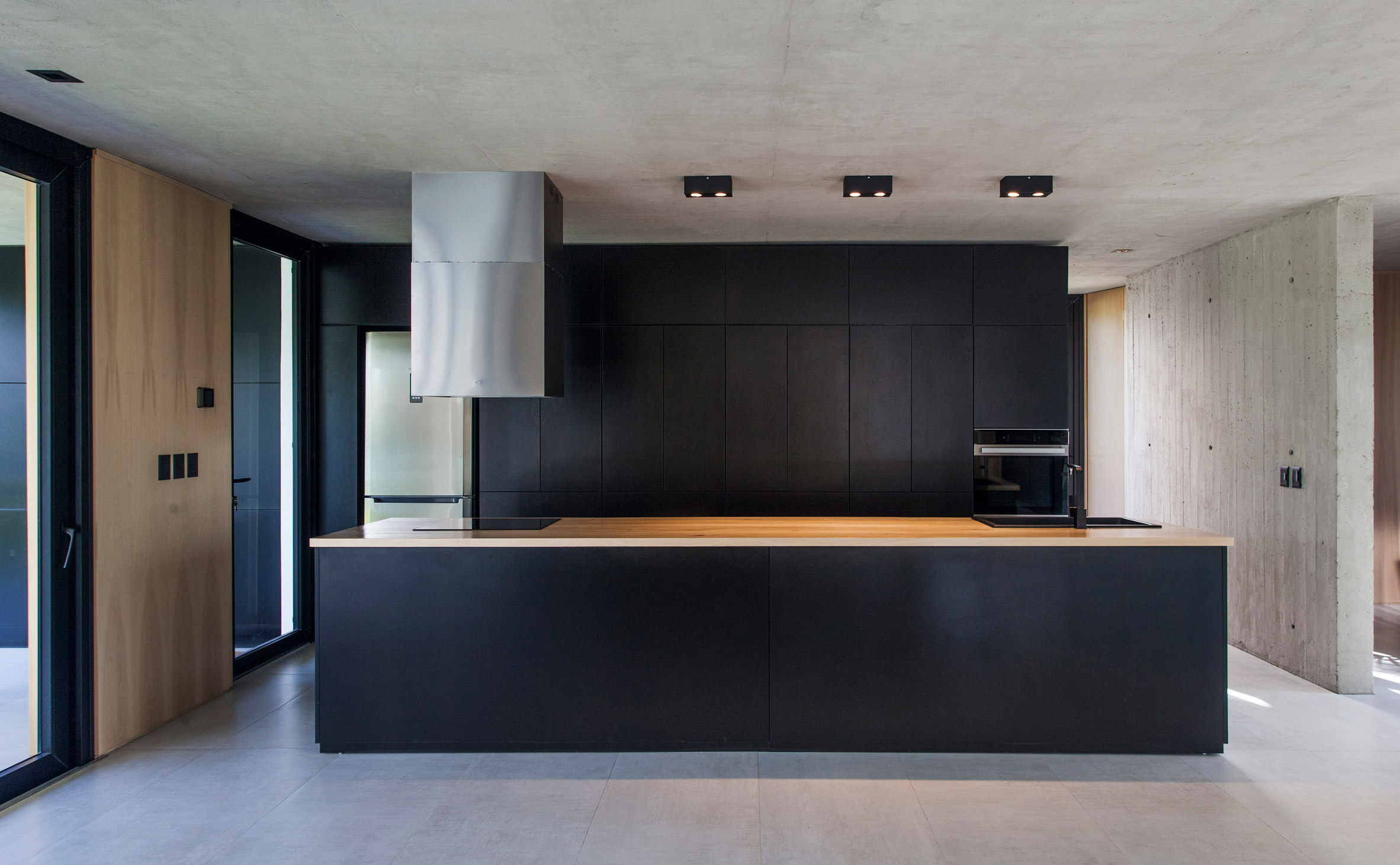 Black House by V2 Arquitectos