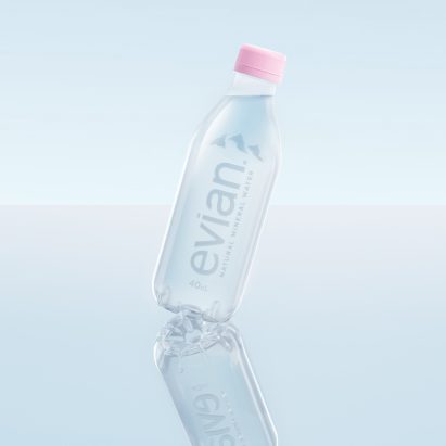 依云推出由回收塑料制成的无标签瓶子