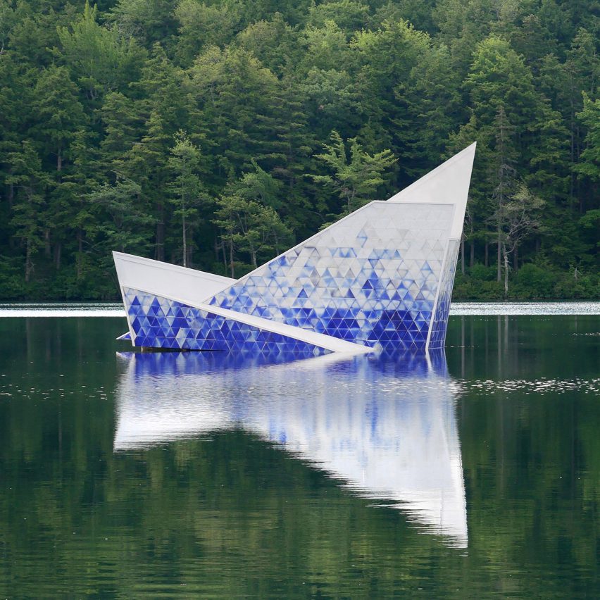 Iceberg forms floating diving platform in New Hampshire lake