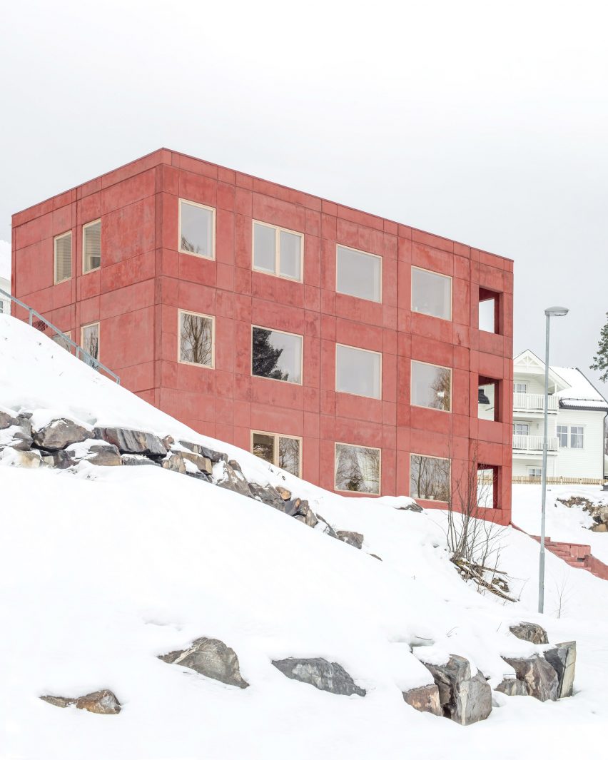 Red concrete house by Sanden+Hodnekvam