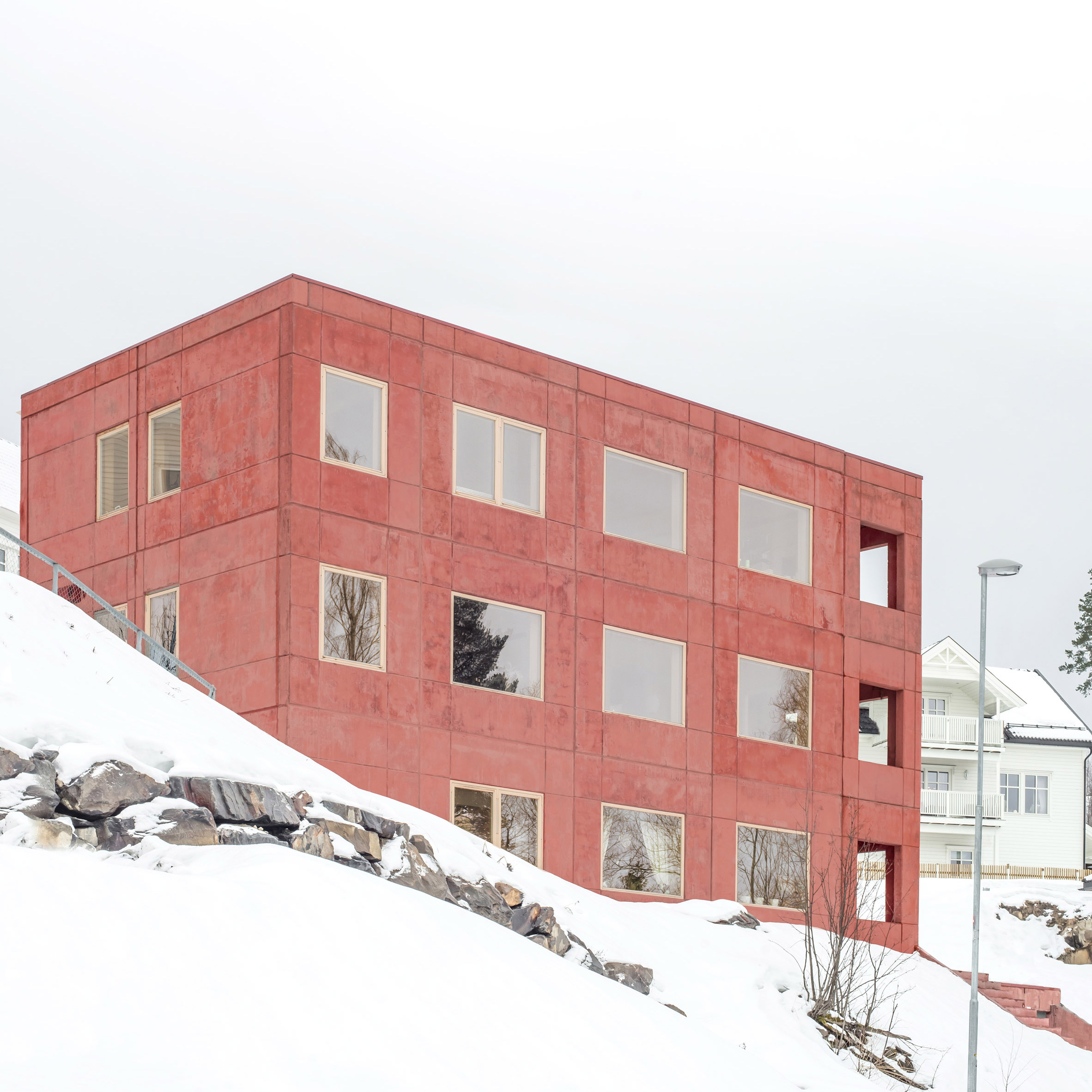 Red concrete house by Sanden+Hodnekvam