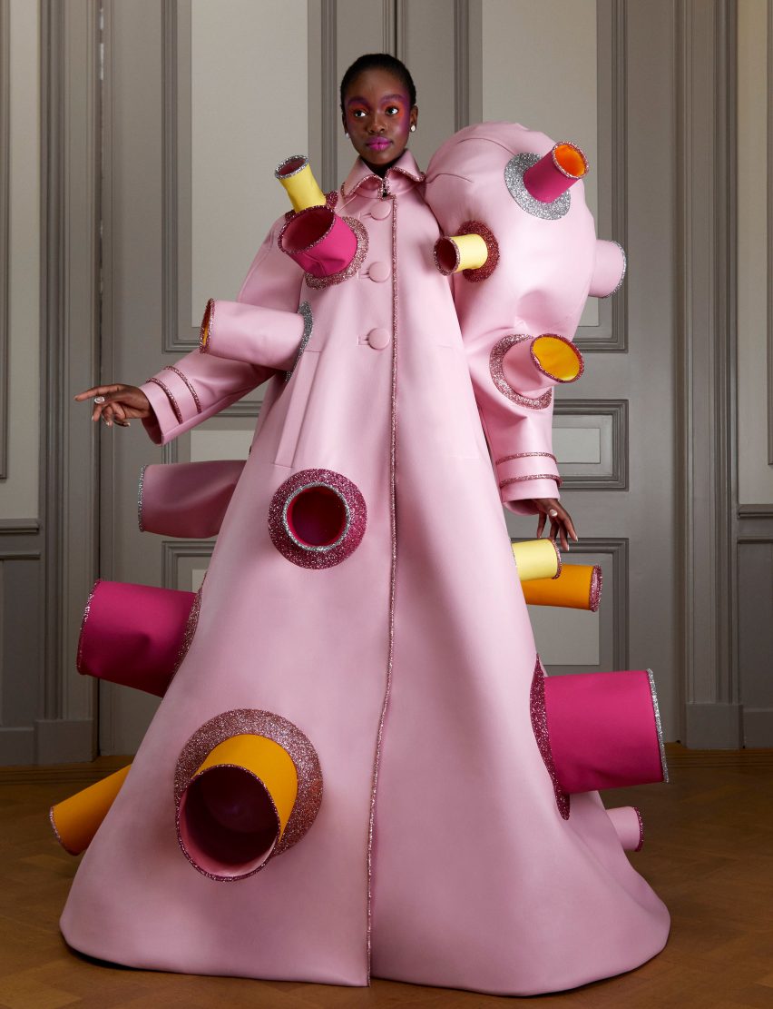 Viktor & Rolf channels Covid-19-related mentalities for latest A/W 2020 fashion collection
پرفرمنسی از کرونا ویروس