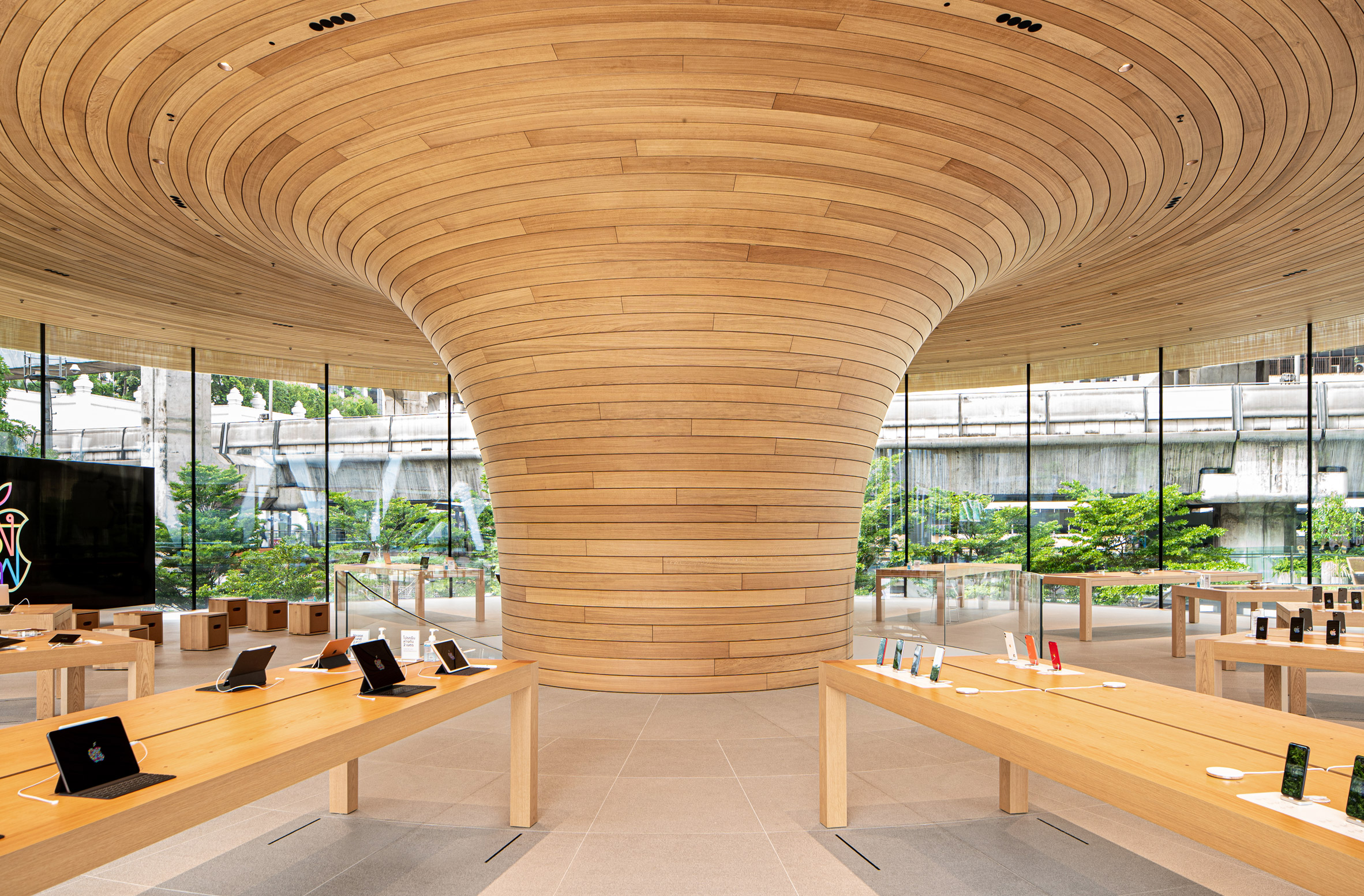 Foster + Partner completes Thailand's first Apple store in Bangkok