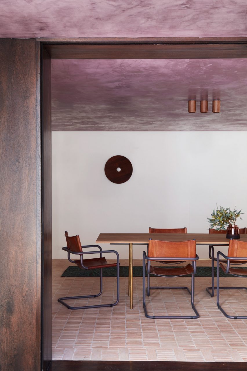 Eight earthy kitchens the place terracotta tiles add heat and tactility