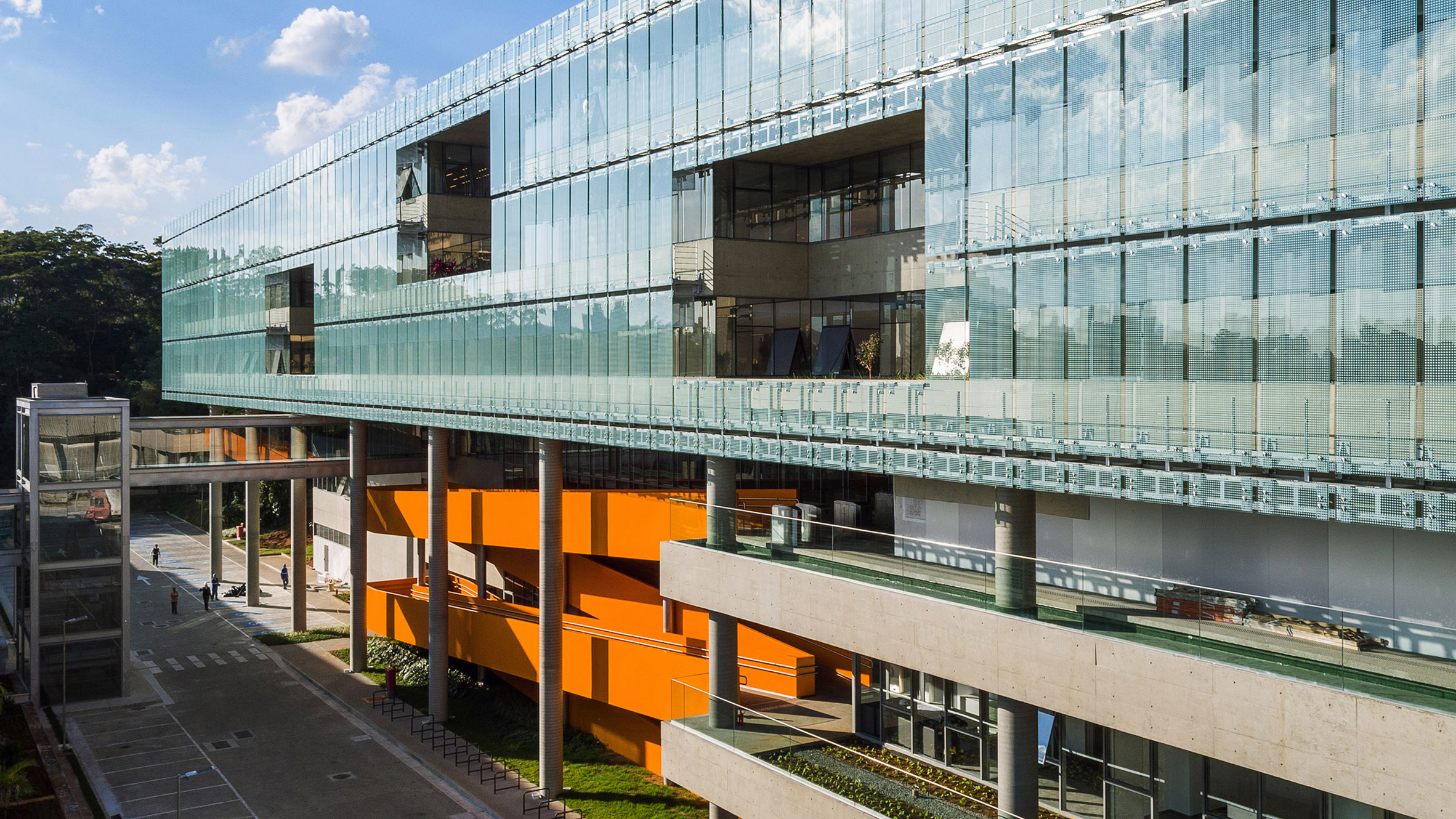 Dal Pian inserts bright orange staircase in São Paulo office building