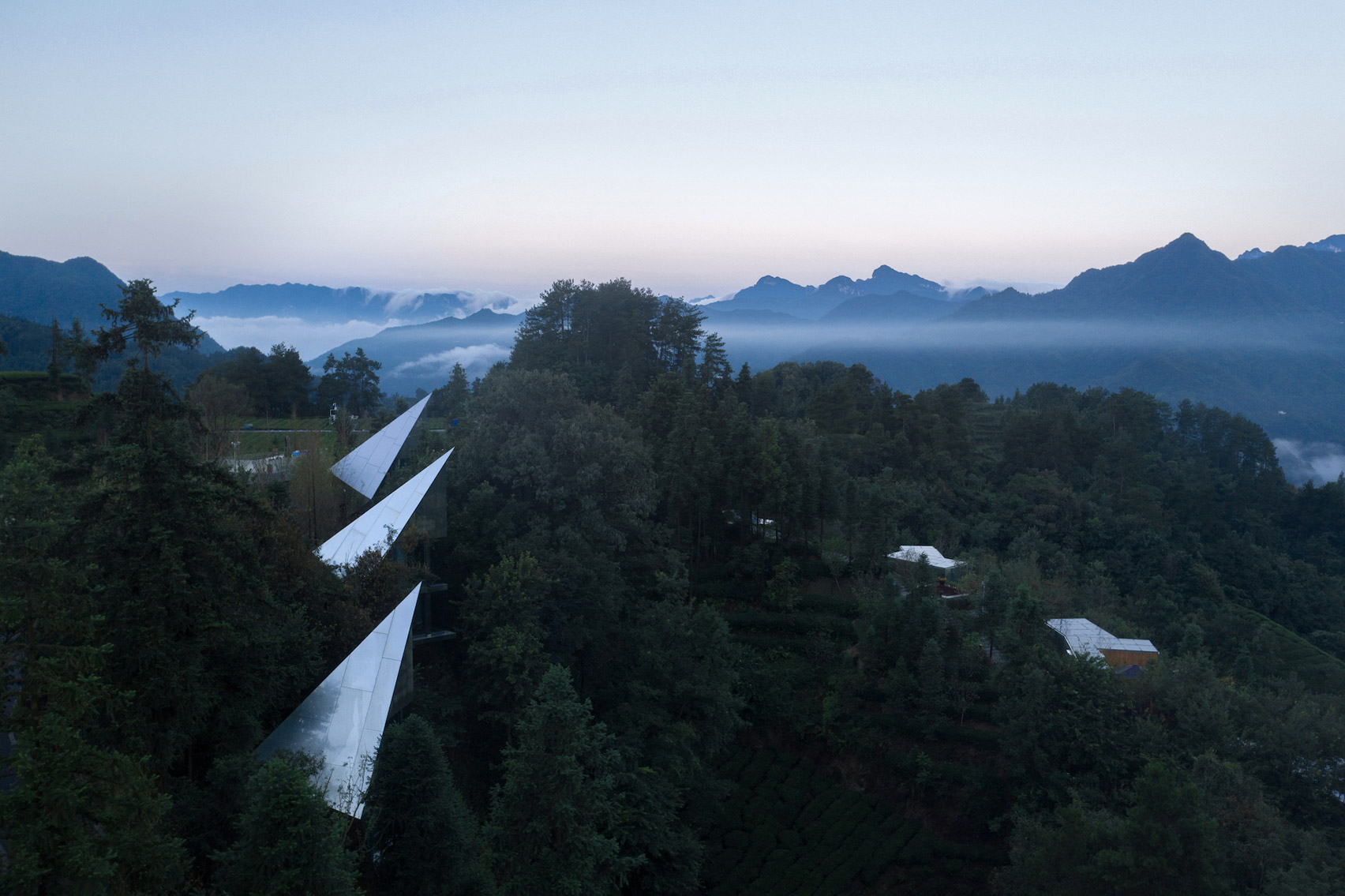 Mirrored "spaceships" of Mountain and Cloud Cabins by Wiki World and Advanced Architecture Lab