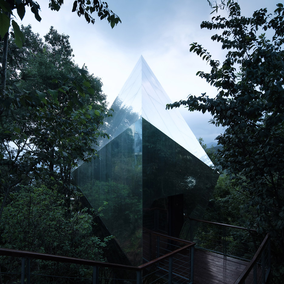 An angular cabin with mirrored cladding