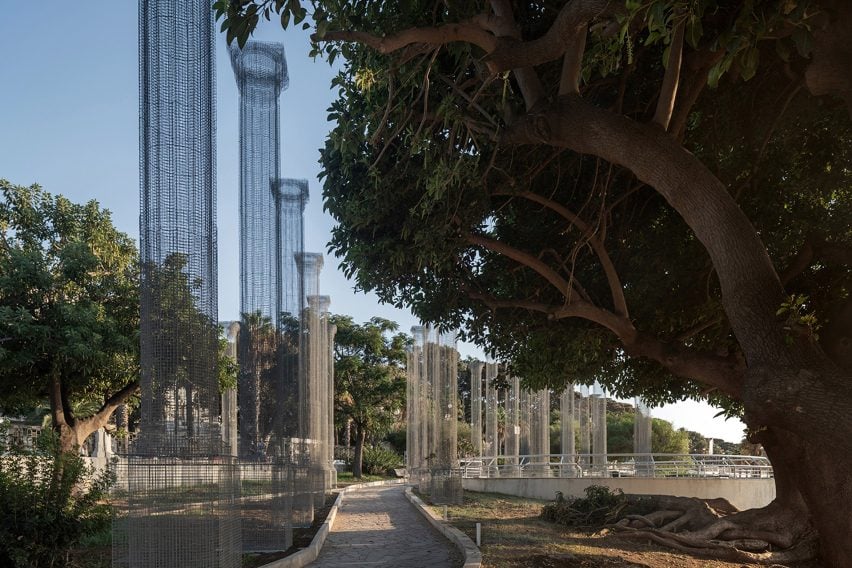 Opera installation of wire mesh columns in Reggio Calabria by Edoardo Tresoldi 