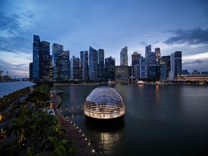 Apple Marina Bay Sands in Singapore by Foster + Partners floats in Marina Bay