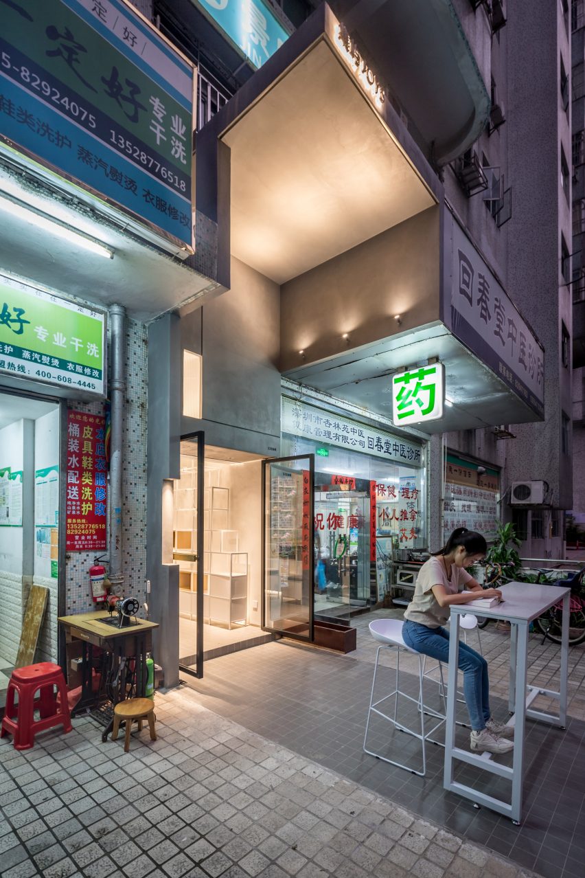 Microcafe joys by Onexn in narrow gap in Shenzhen