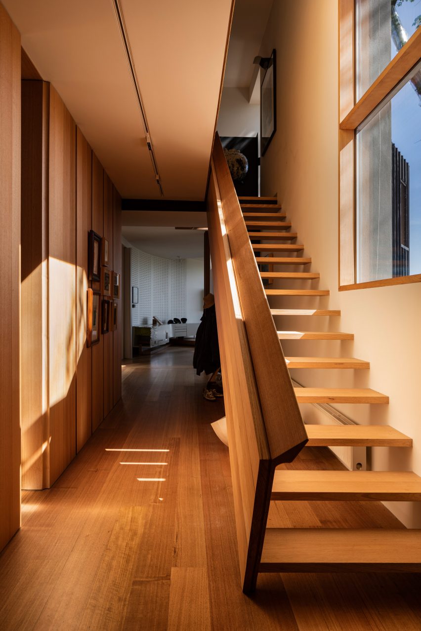 Victorian Ash staircase in Kew Residence by John Wardle Architects in Melbourne, Australia