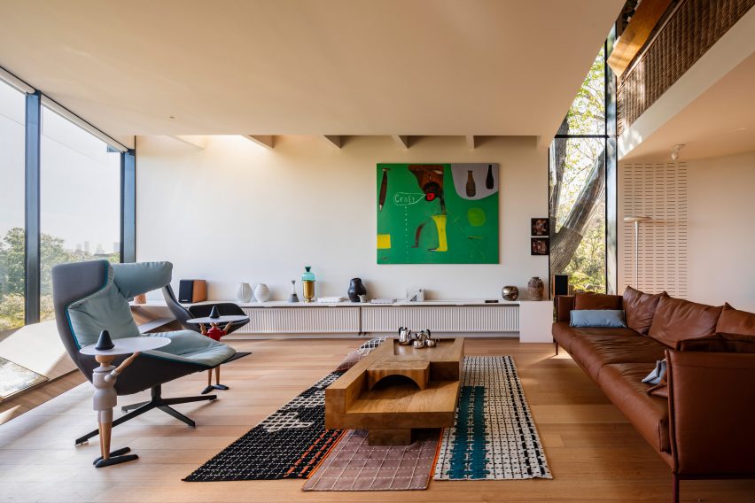 اتاق نشیمن در کیو رزیدنس توسط معماران جان واردل در ملبورن، استرالیا