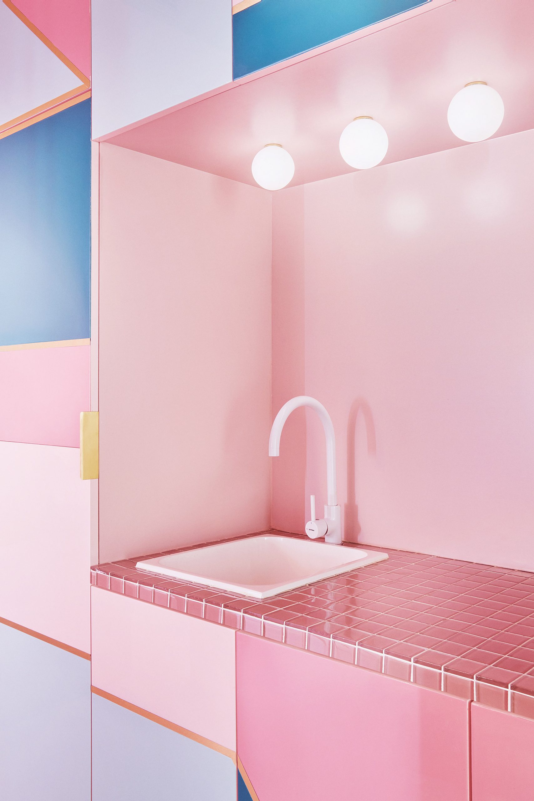 Kitchen of Minimal Fantasy, a pink apartment in Madrid