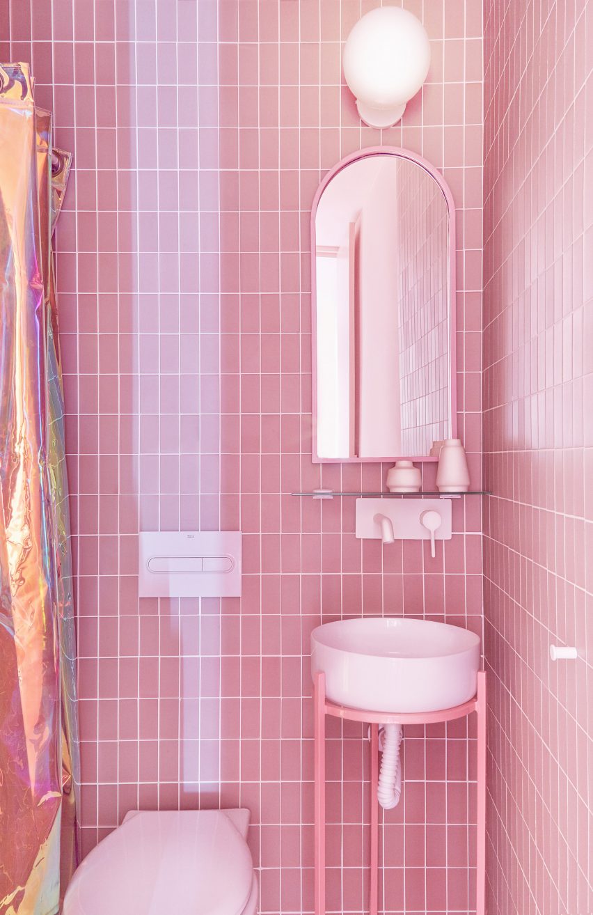Bathrooms of Minimal Fantasy, a pink apartment in Madrid