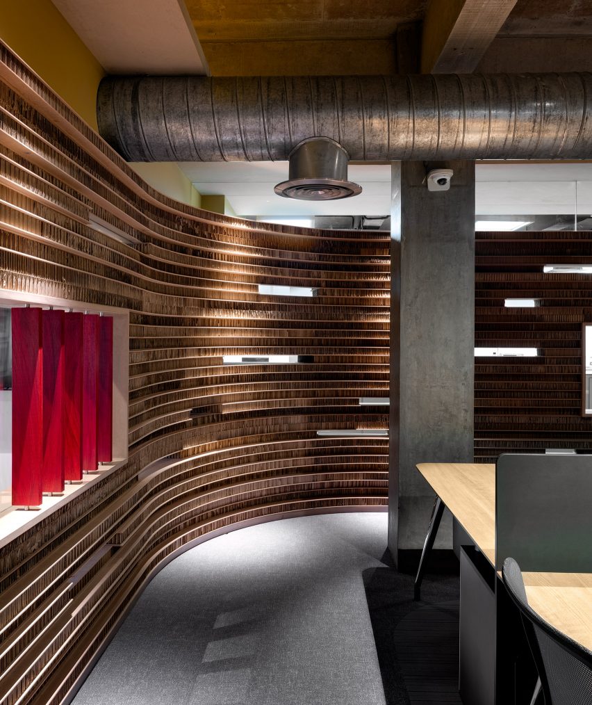 Curving walls of Walls of of Office in Cardboard by Studio VDGA in Pune, India