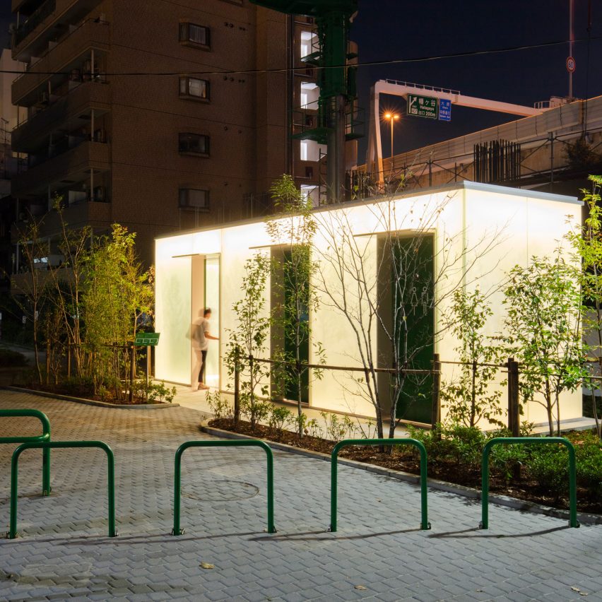 Takenosuke Sakakura crea un baño tipo linterna en el parque Nishihara Itchome de Tokio