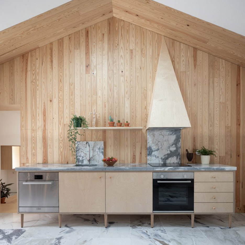 Wooden kitchens: Ti Clara by Atelier Espaco P2
