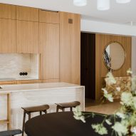 Oak and marble kitchen of Botaniczna Apartment by Agnieszka Owsiany Studio