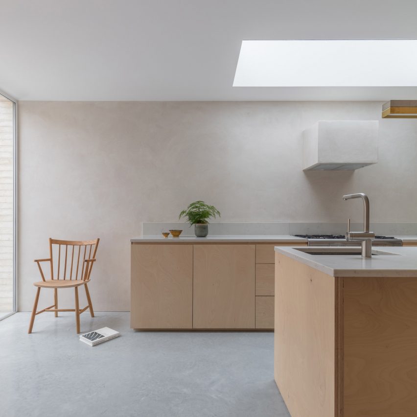 A kitchen with Smooth Finishes clay plaster walls by Clayworks