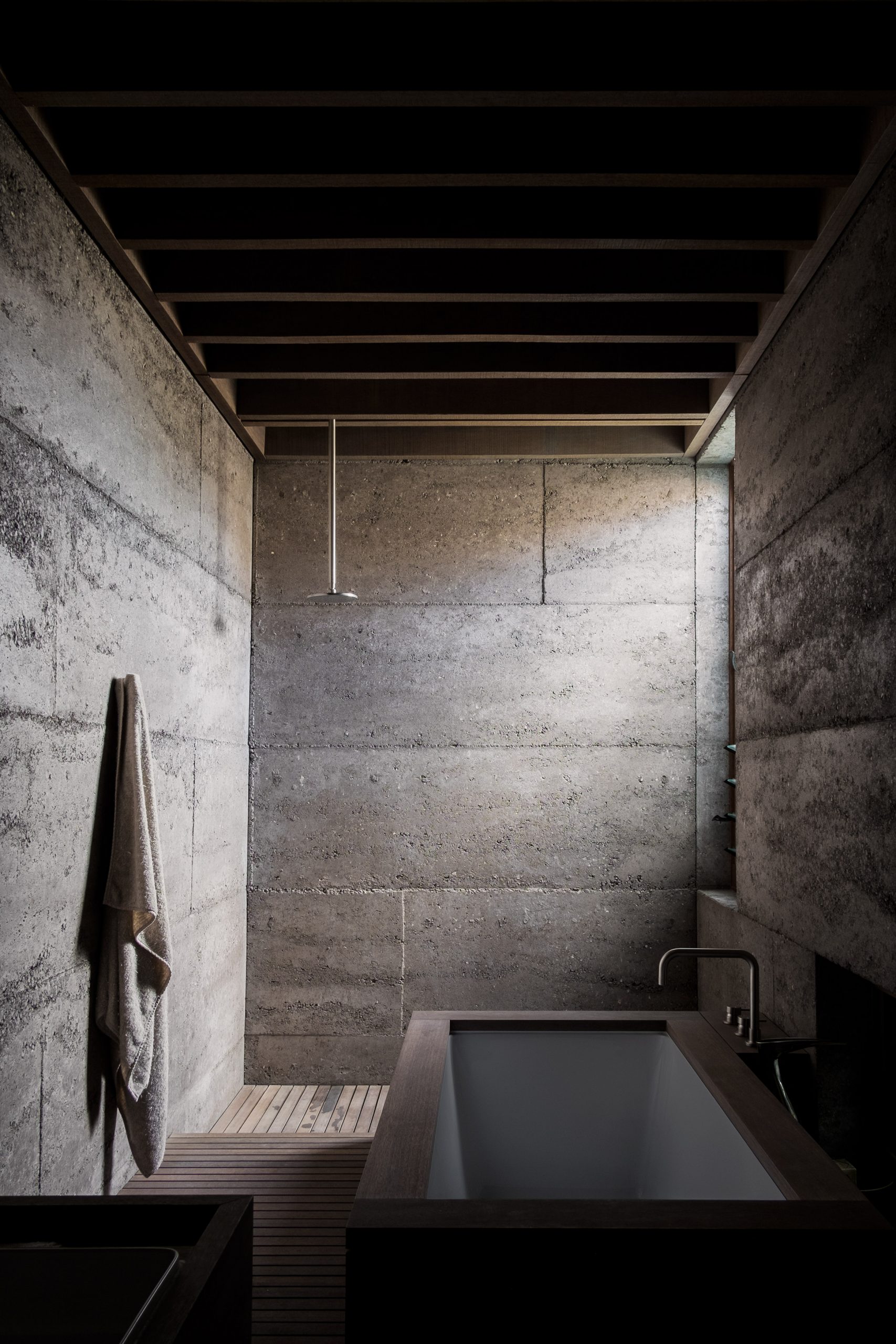Rammed-concrete walls in a bathroom