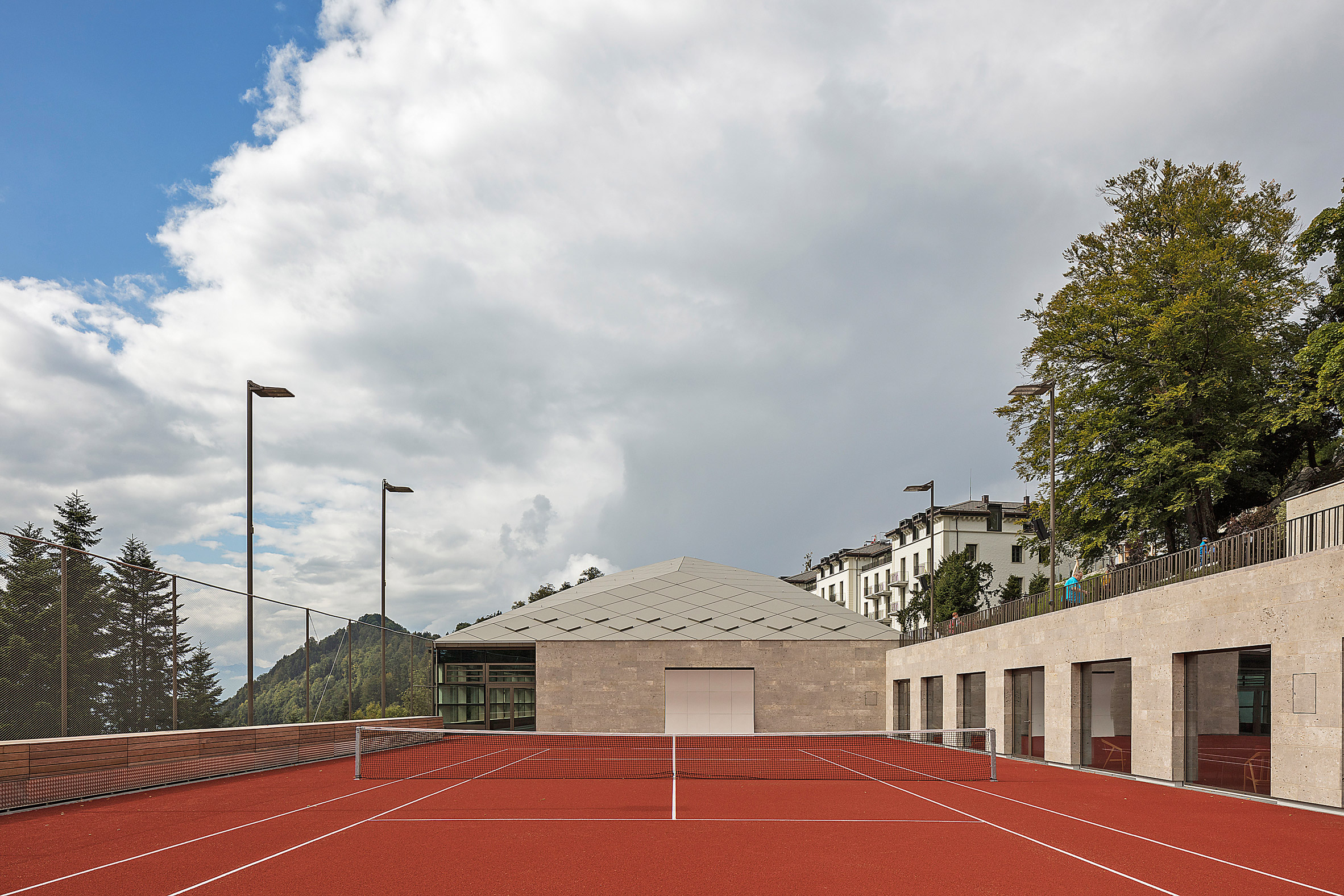Outdoor court of Diamond Domes tennis courts designed by Rüssli Architekten with CLT roofs by Neue Holzbau in the Swiss Alps