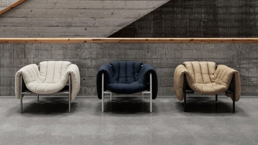 三把费耶·图古德(Faye Toogood)设计的白色、黑色和棕色沙发椅