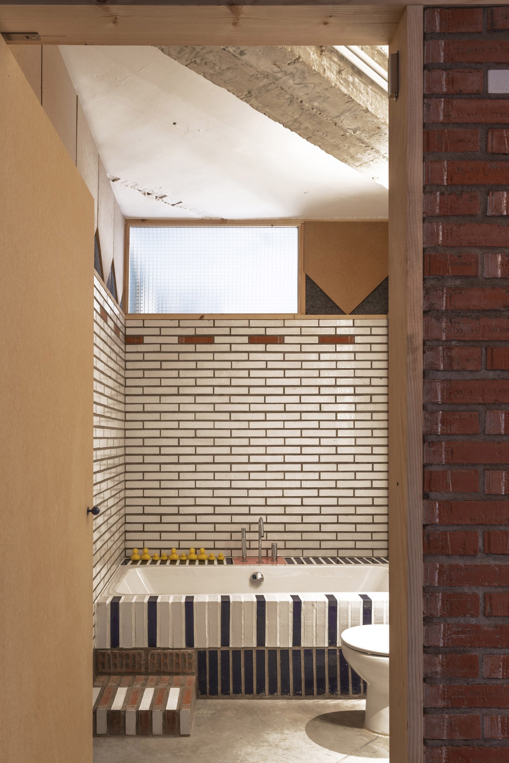 Bathroom of La Nave apartment in Madrid by Nomos