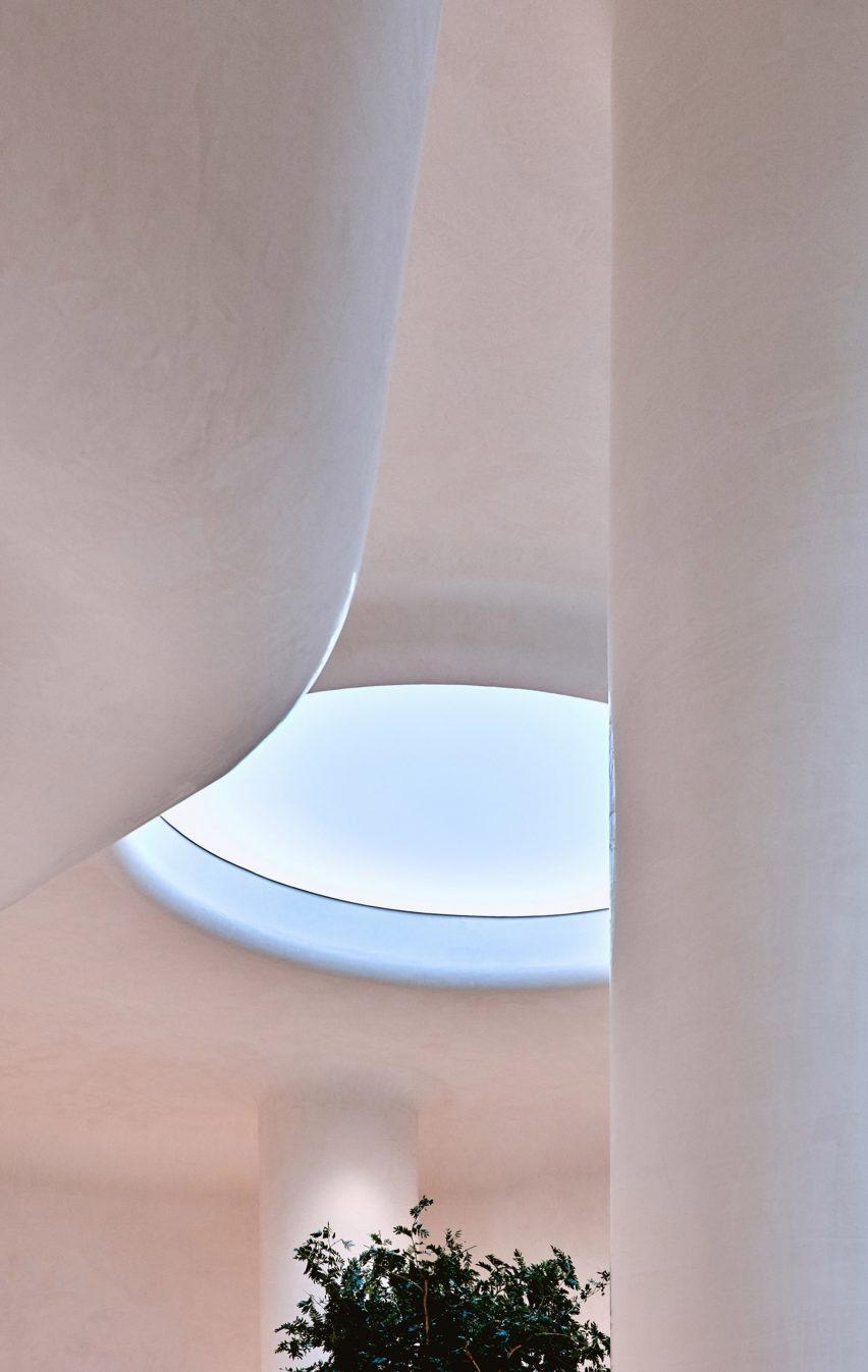 Light Cognitive created an artificial skylight hat mirrors the actual gradients of the sky