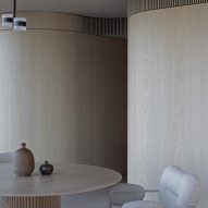 The Melburnian Apartment by Edition Office memiliki volume penyimpanan kayu ek
