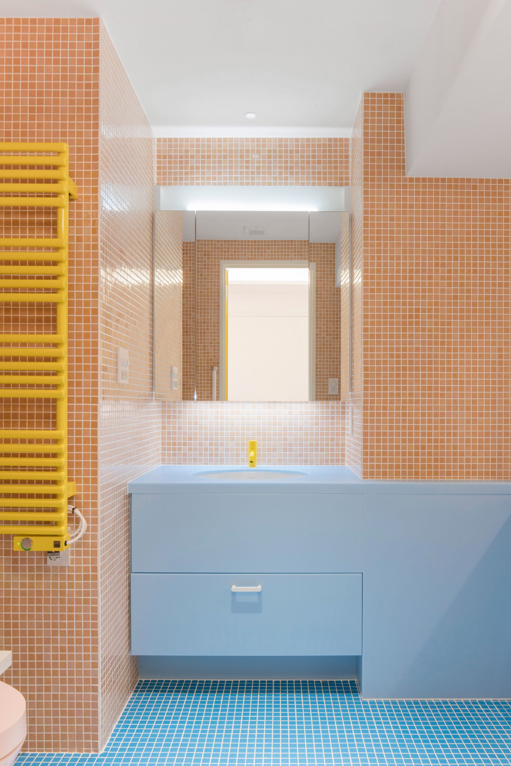 Bathroom with blue and milky-orange tiling