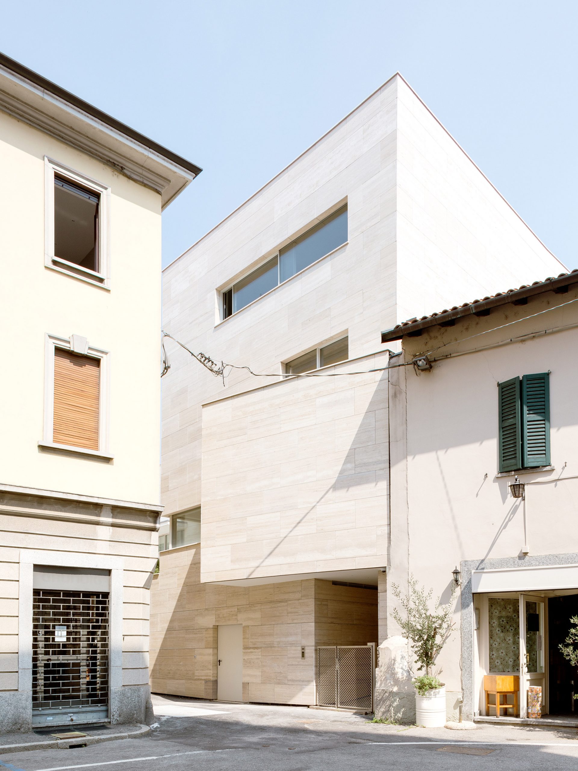 Housing by Álvaro Siza and COR Arquitectos in Gallarate
