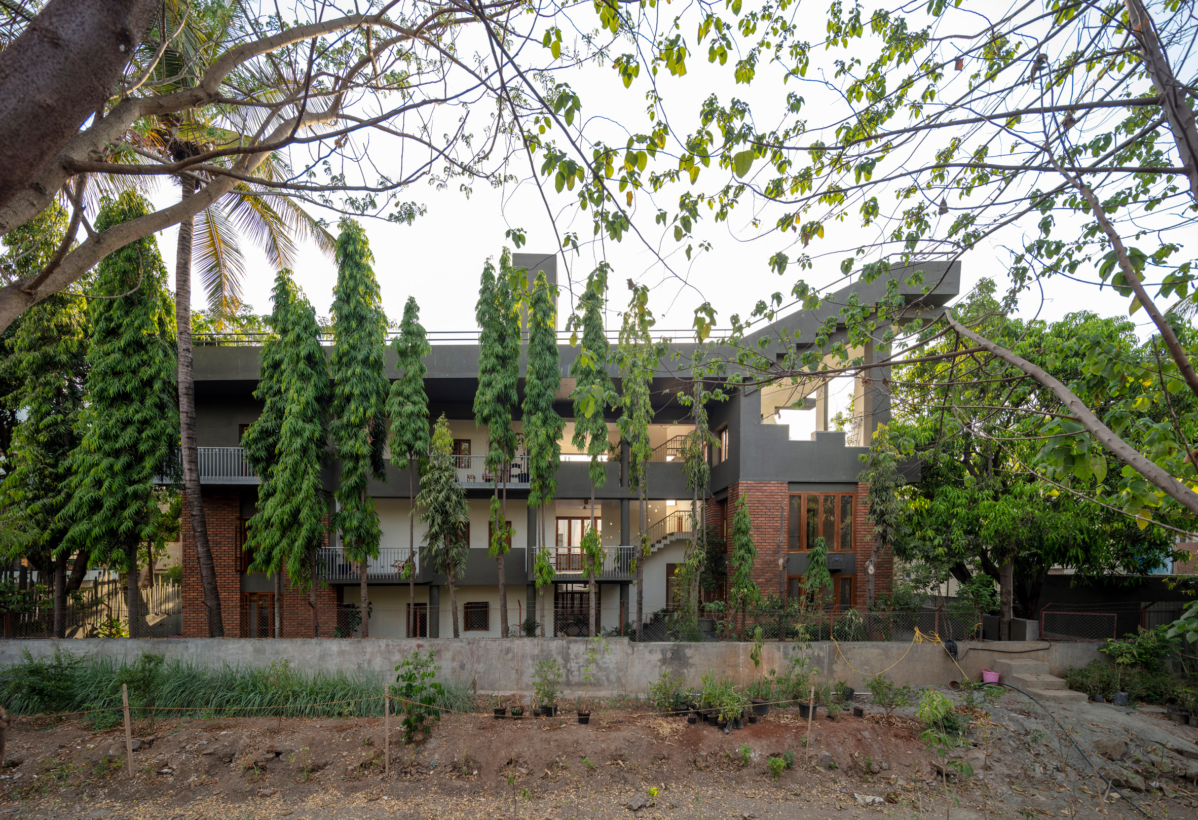 Anupama Kundoo architecture: Residence Kranti Kanade, 2003 Pune, India