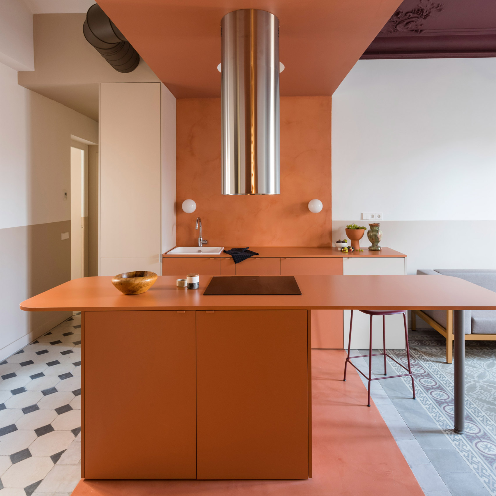 Terracotta-coloured kitchen and breakfast bar