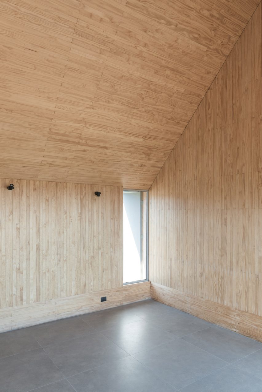 Madera de pino dentro de la casa SP de (e) Studio en Chile