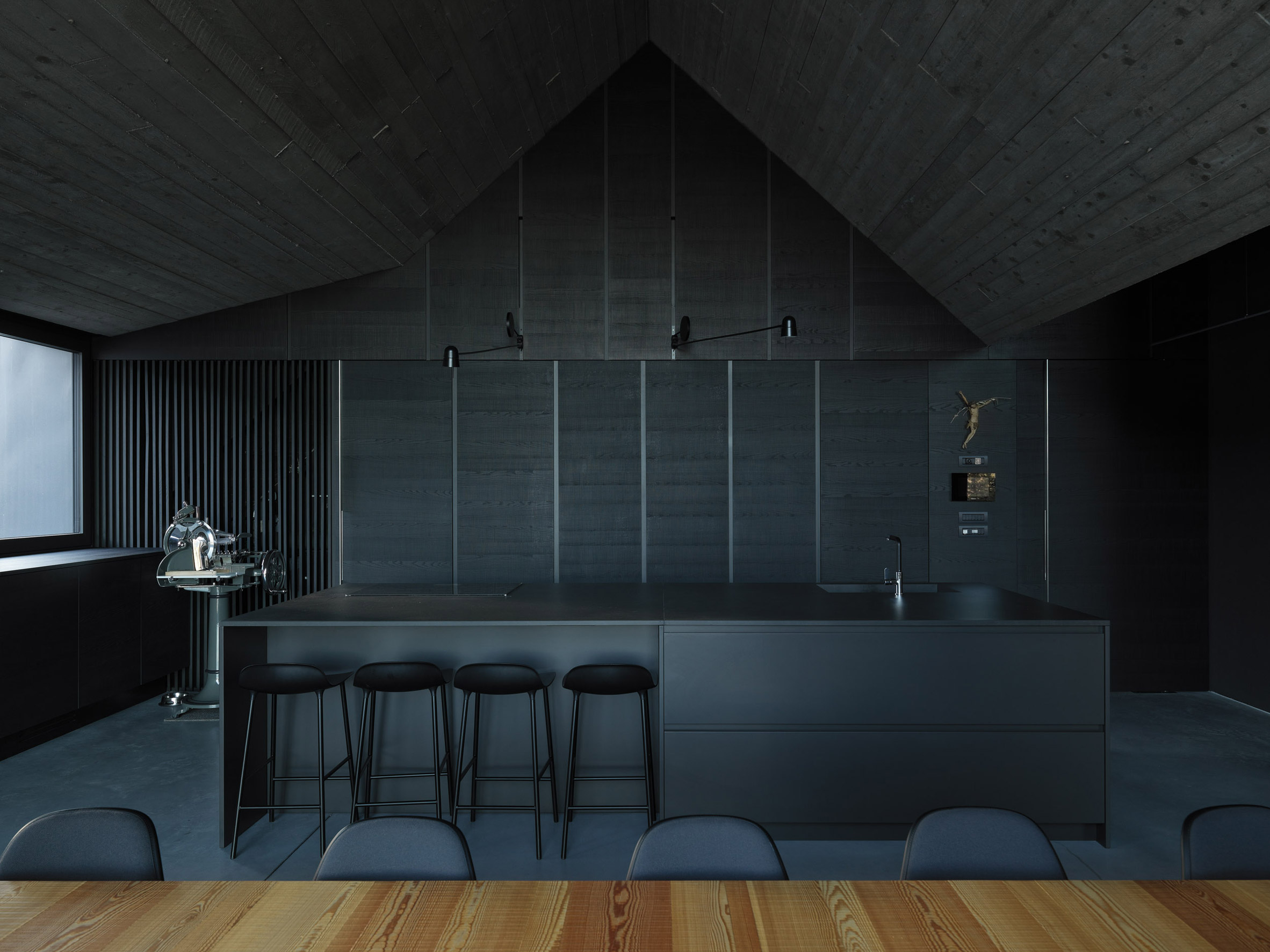 Dark grey kitchen in the Alps