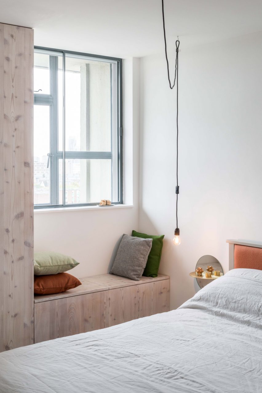 Dormitorio del apartamento londinense del arquitecto Ben Allen