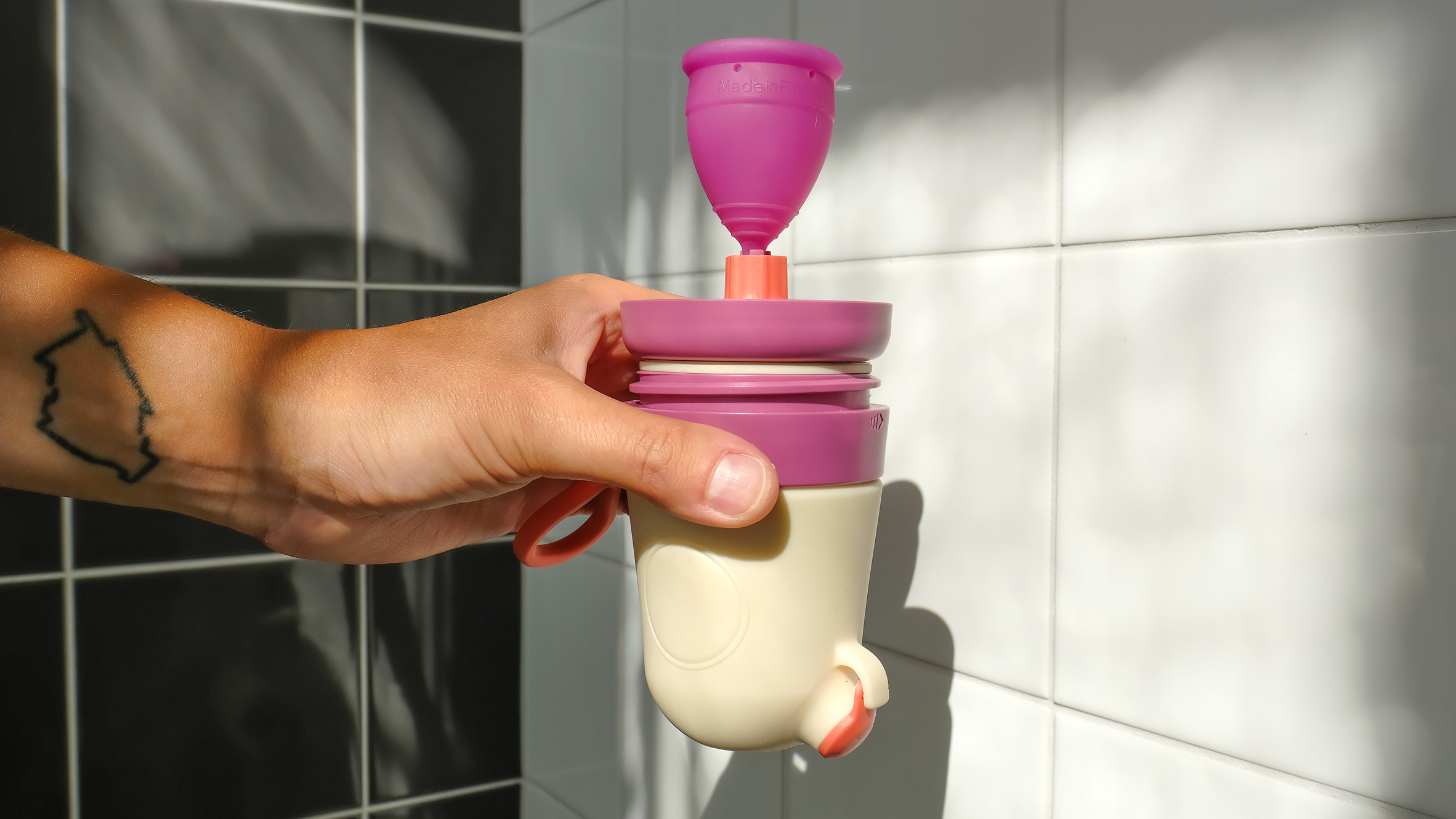 Duplikere Signal Hej Emanui is a portable menstrual cup cleaner that saves water