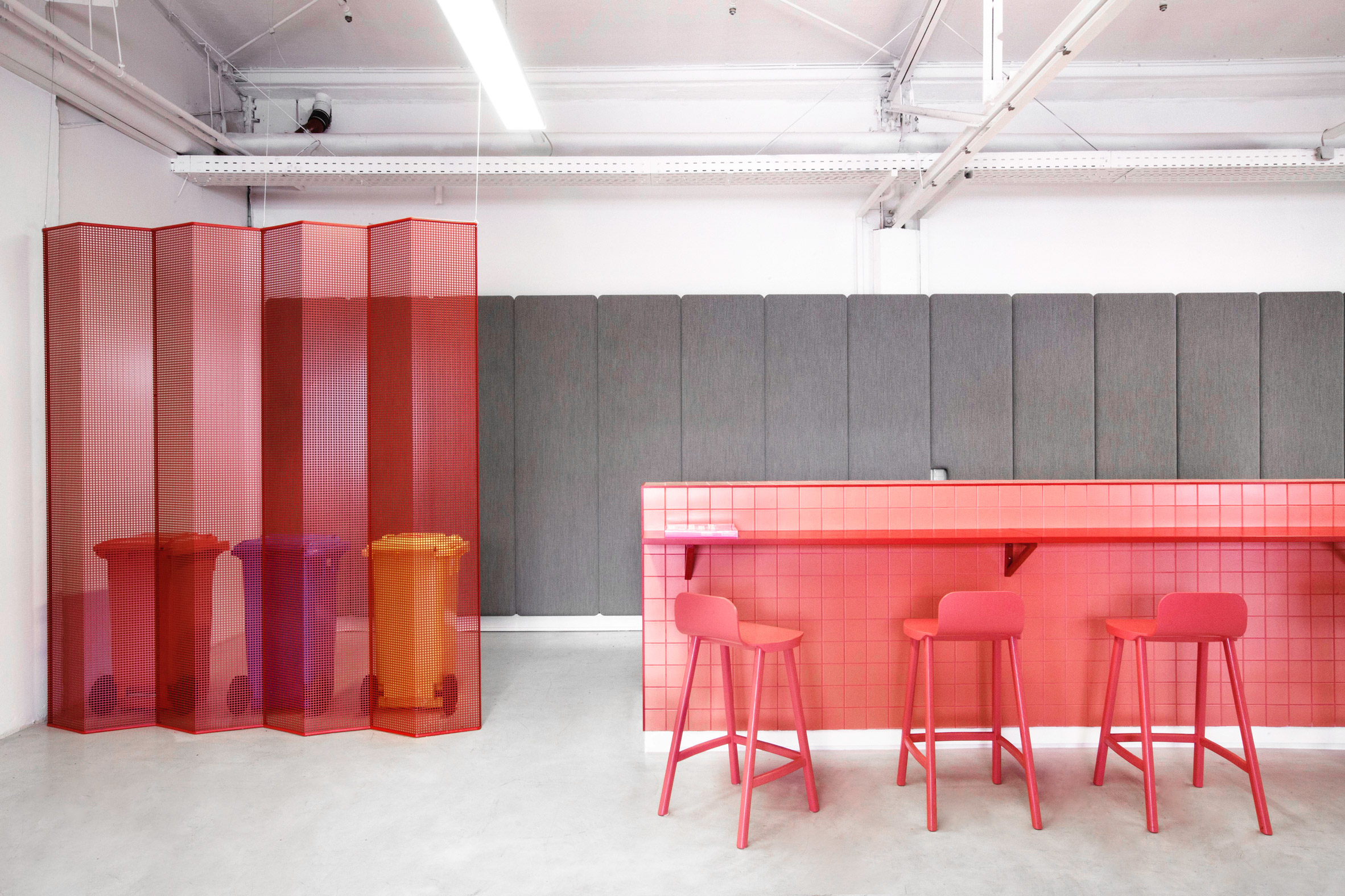 Folding screens and pink bar in LOQI Activity Office by Studio Aisslinger