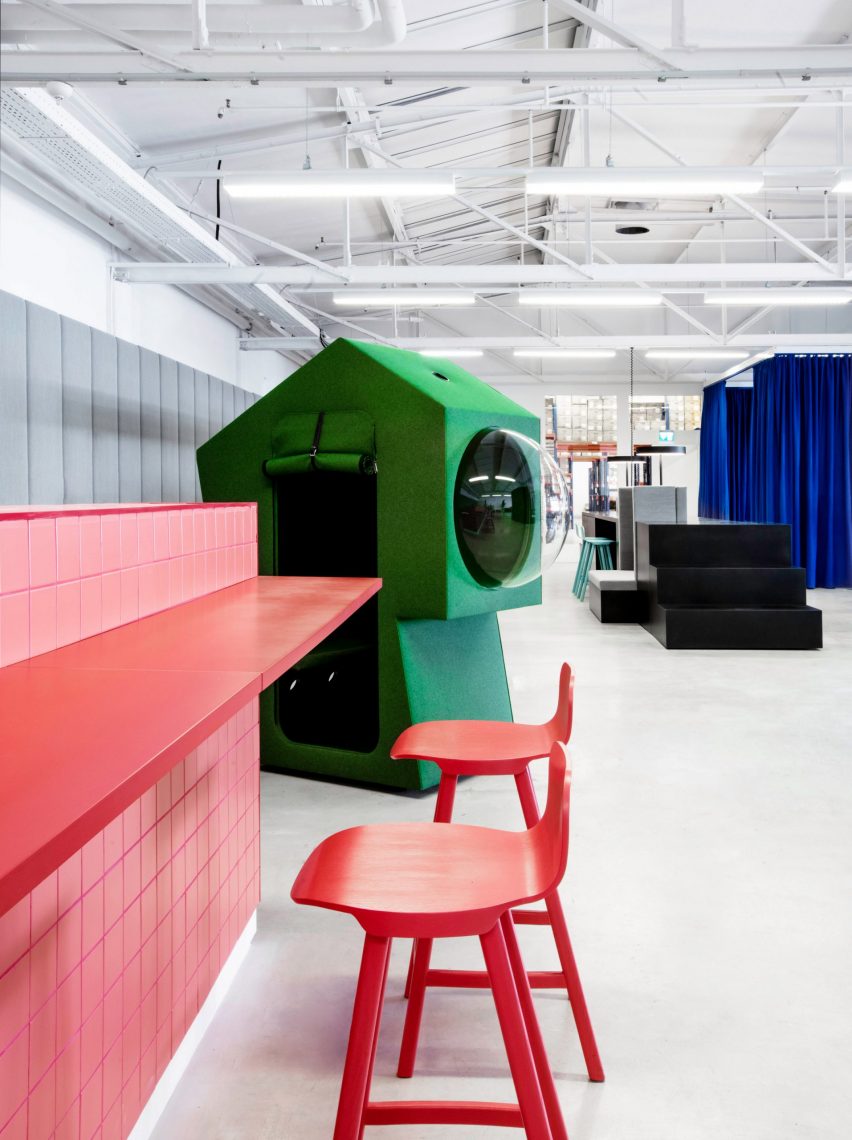 Work capsule and pink bar in LOQI Activity Office by Studio Aisslinger