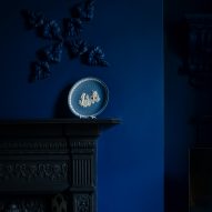 Decorative plate in blue living room of Mountain View by CAN Architecture