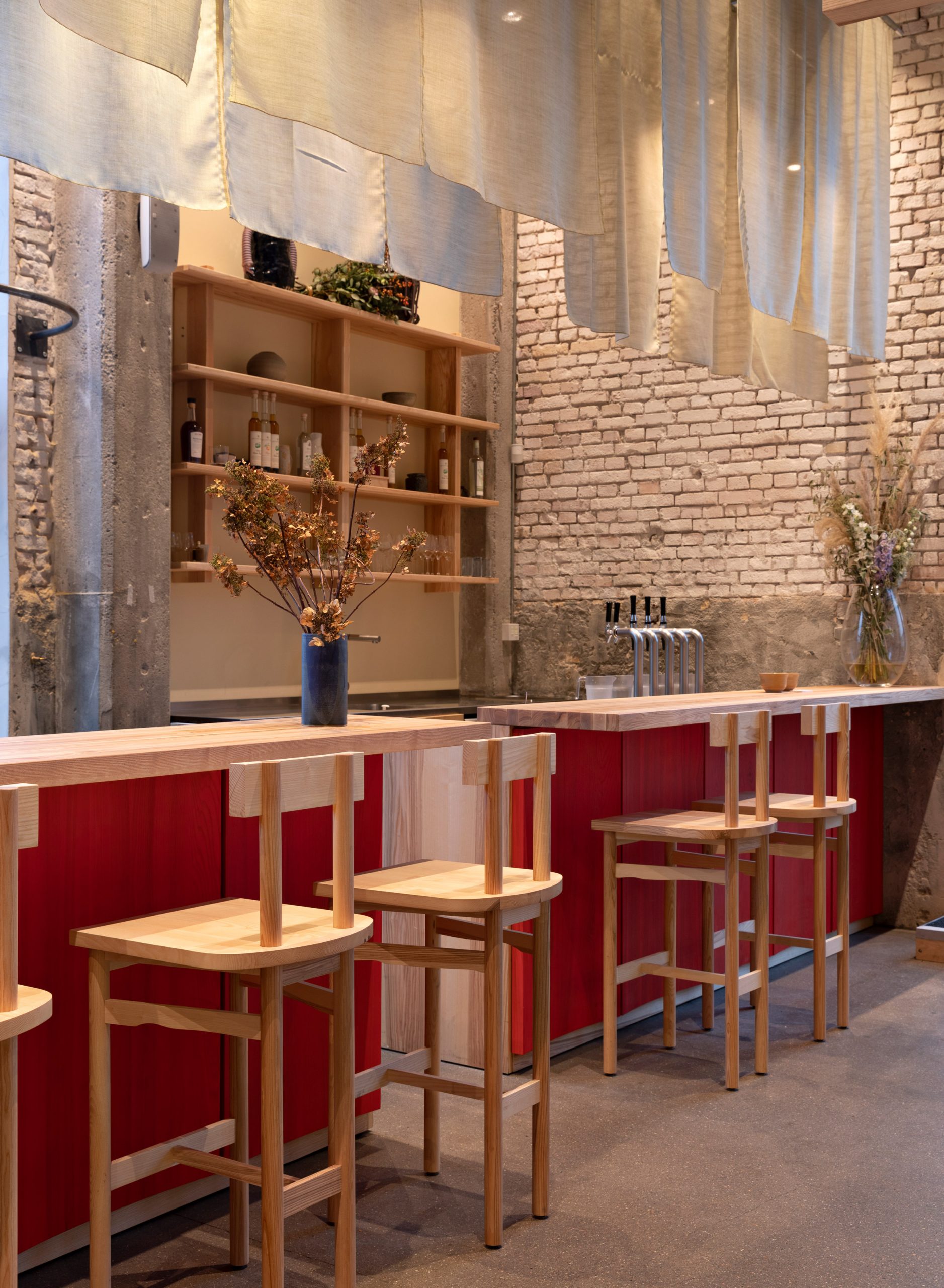 Natural materials in POPL burger restaurant by Spacon & X and e15 for Noma