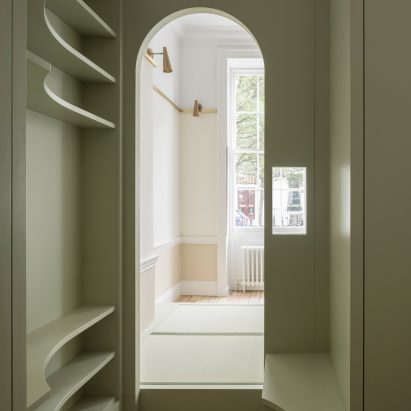Jonathan Tuckey Design设计的Upper Wimpole Street公寓包括内置的存储墙